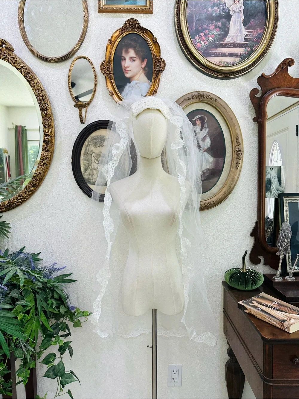 Classic White Lace Bridal Veil with Scalloped Edging